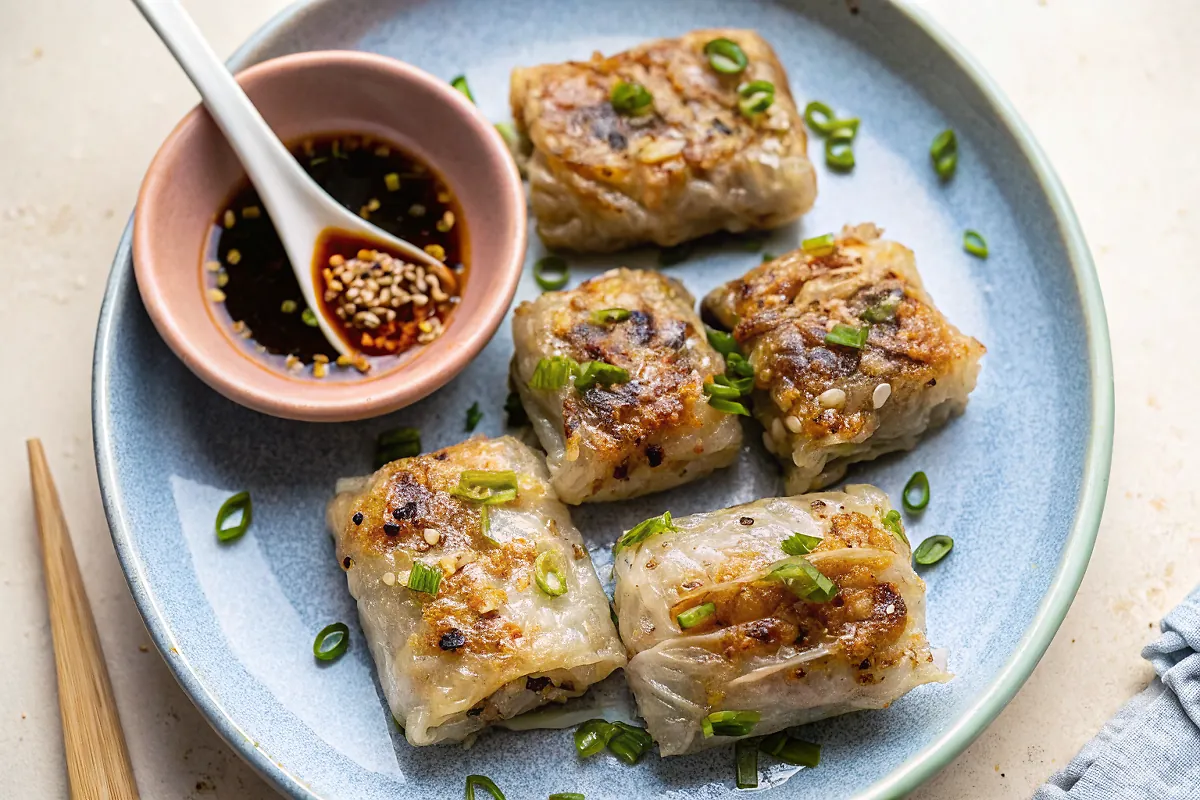 Rice Paper Dumplings: Perfect Crispy Wraps in 15 Minutes 3 Perfectly seared Rice Paper Dumplings served professional style